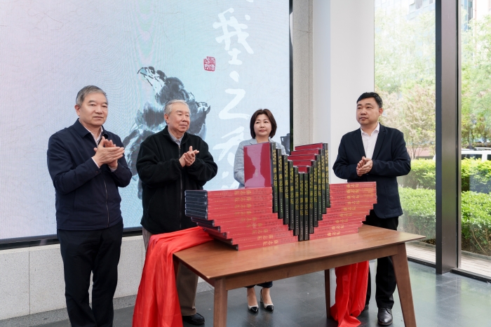 （从左至右）任启亮、郭瑞、王远、杨洪军为《中国现当代名家画集啊——薛志耘》新书揭幕