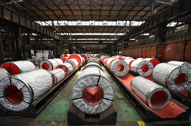 这是2023年5月5日在河钢集团塞尔维亚斯梅代雷沃钢厂拍摄的成品钢卷。