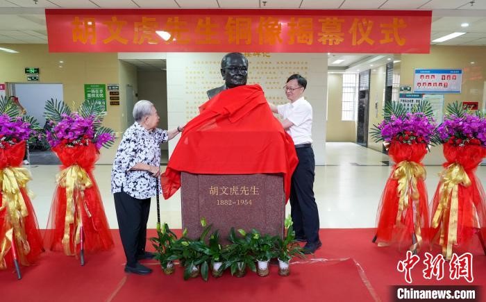 阔别10年 胡文虎女儿胡仙再返乡探亲谒祖_地方频道福建站_央视网(cctv.com)