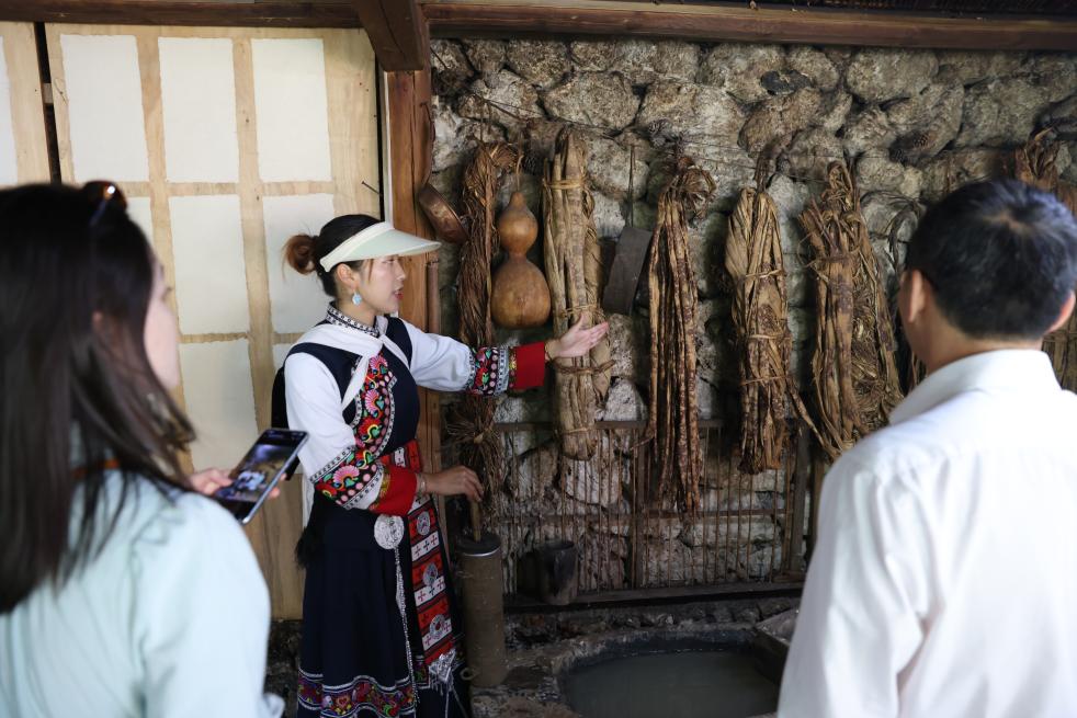 7月31日，游客在丽江市玉龙纳西族自治县玉湖村的一处纳西族村民家中体验当地特色文化。新华社记者 吕帅 摄