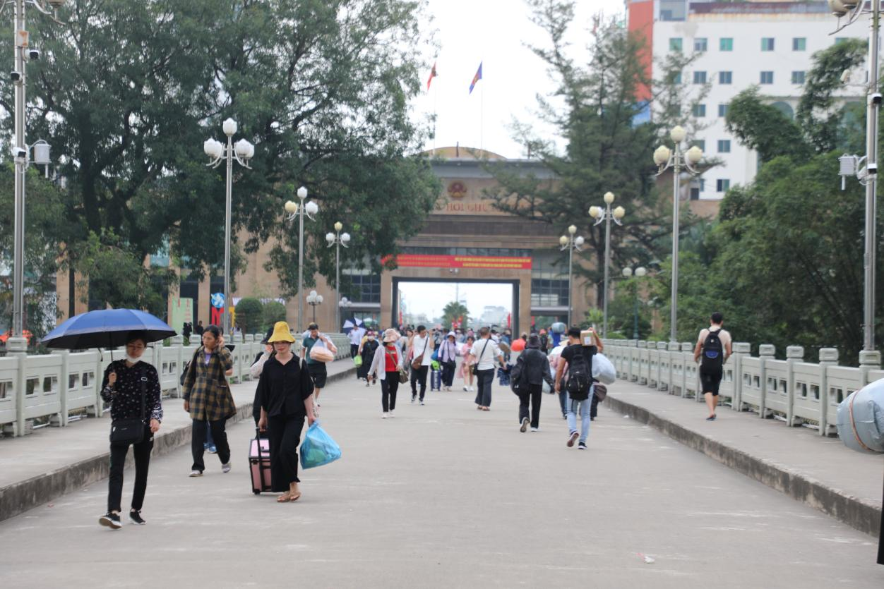 旅客通过中越友谊大桥入境中国