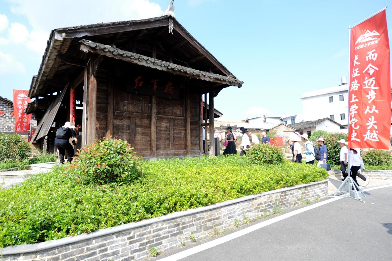 采访调研团在中复村中参观走访