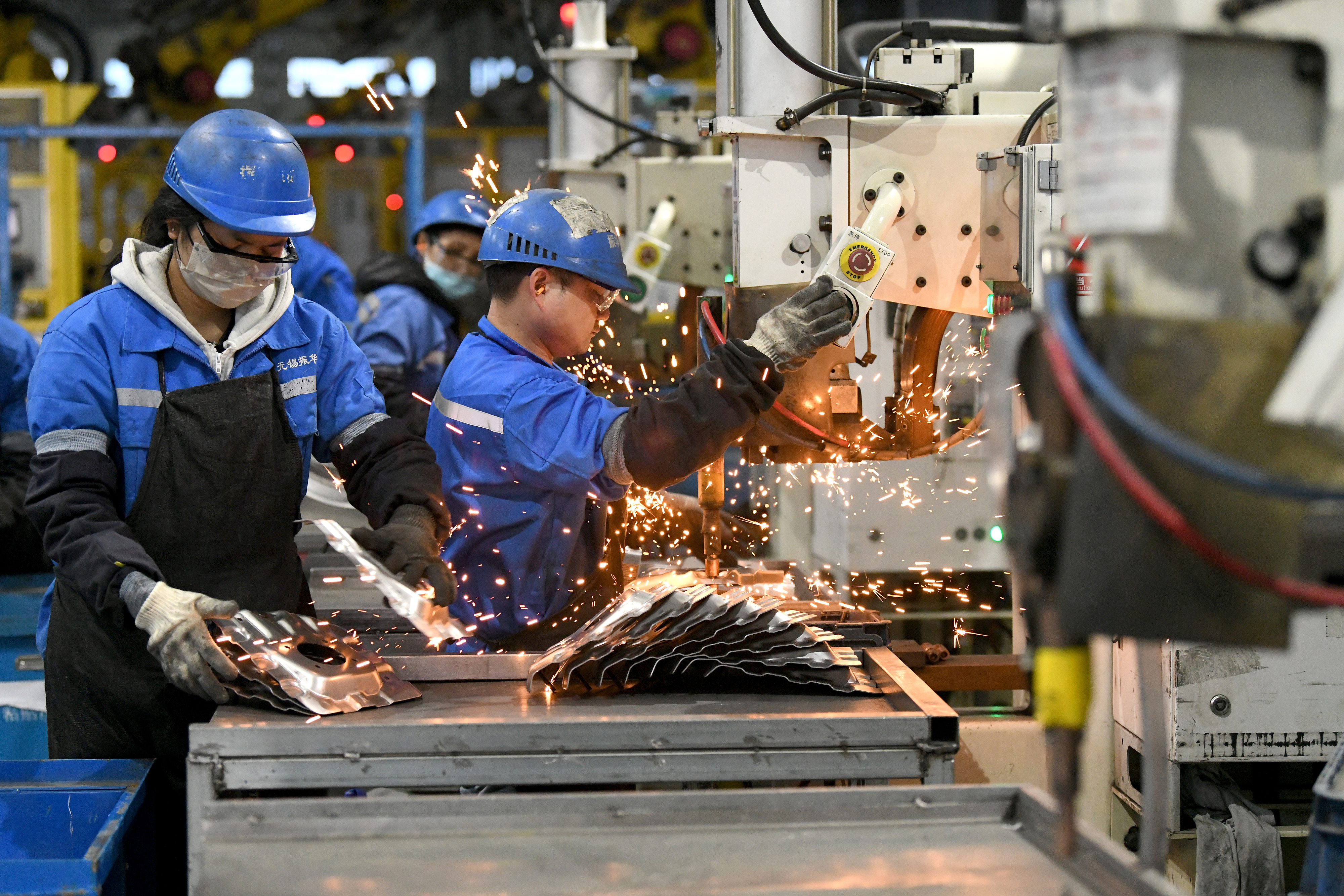 2023年2月7日，福建省寧德市蕉城區(qū)一家汽車零部件生產(chǎn)企業(yè)的生產(chǎn)線上一派繁忙景象。