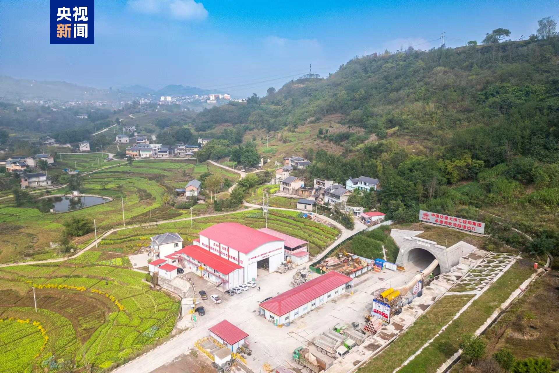 渝万高铁是我国“八纵八横”高铁网包（银）海、京昆通道的组成部分。线路起自重庆东站，途经重庆市南岸区、巴南区、涪陵区、丰都县、忠县至万州区，接入万州北站。正线全长251公里，设计时速350公里。