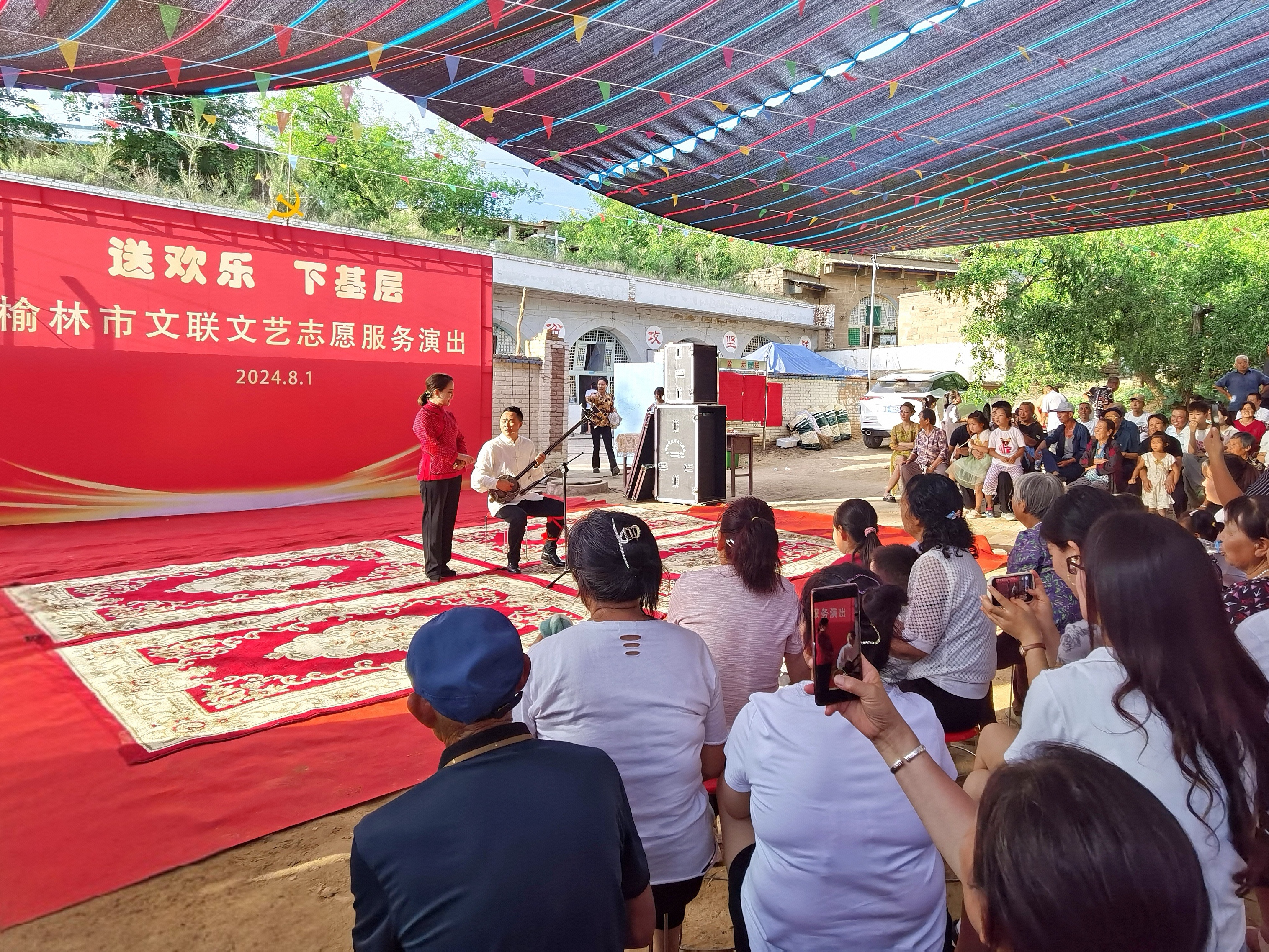 熊竹英在榆林市文藝下基層活動中為村民表演說書