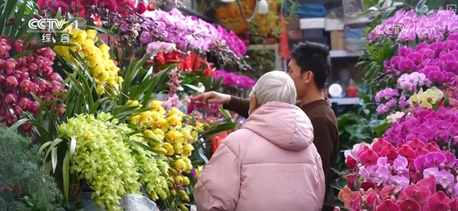 节日市场红红火火，文化味、年味儿……好一幅人间烟火气的“年俗画”