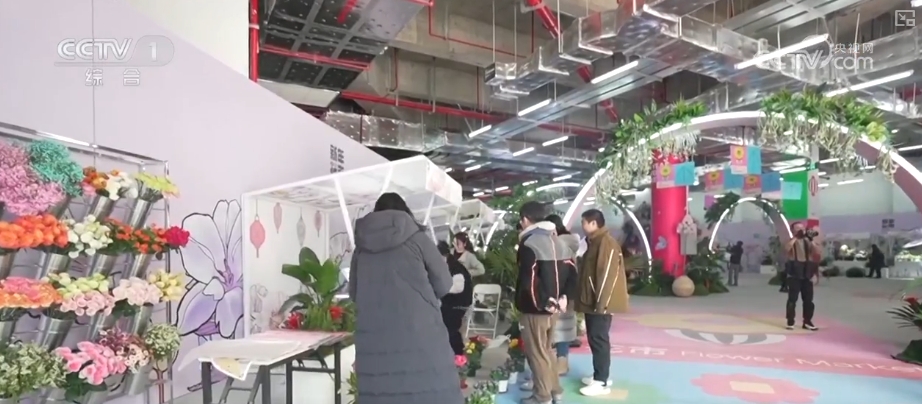 节日市场红红火火，文化味、年味儿……好一幅人间烟火气的“年俗画”