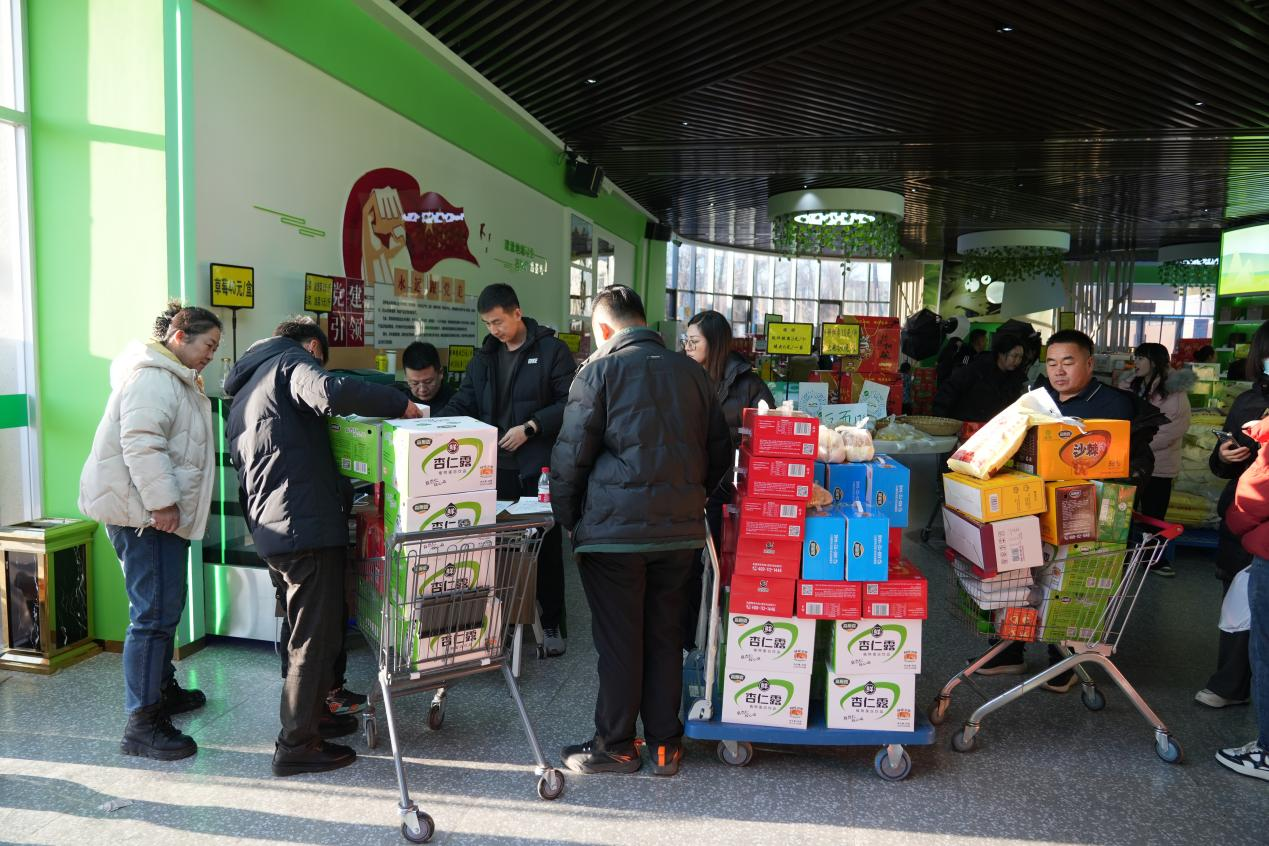 居民们满载着本地特色饮品排队结账。王丽曼 摄