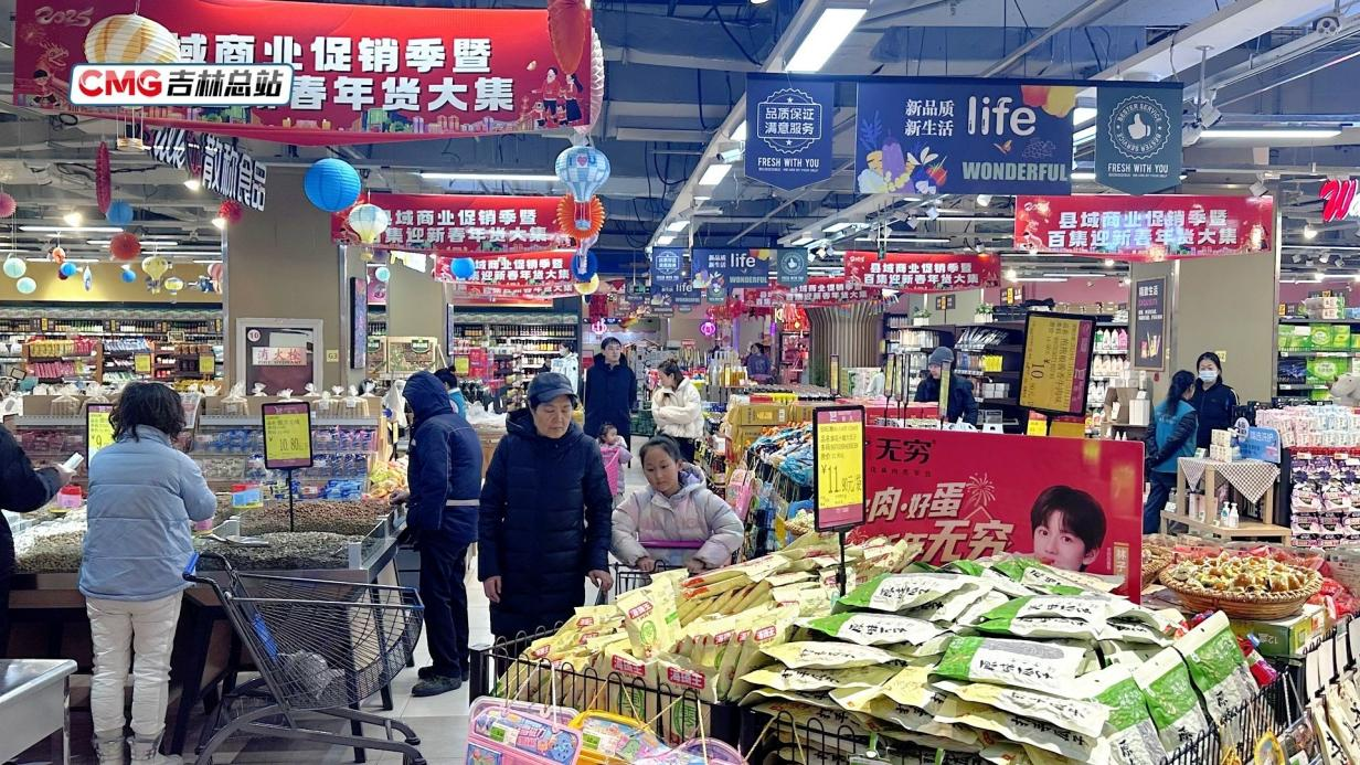 吉林省延边州延吉市民在精心挑选年货