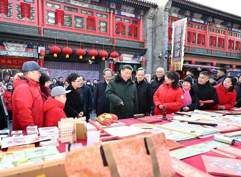 △2024年2月1日，习近平总书记在天津古文化街考察时，同店铺员工和现场群众互动交流。