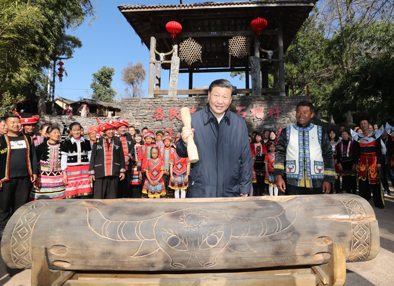 2020年1月19日，習(xí)近平總書(shū)記在云南省騰沖市清水鄉(xiāng)三家村中寨司莫拉佤族村廣場(chǎng)上，敲響三聲佤族木鼓，祝福來(lái)年風(fēng)調(diào)雨順、國(guó)泰民安。