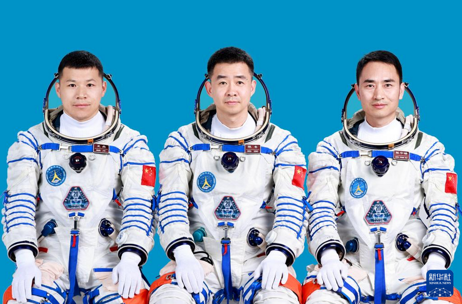 神舟二十号航天员陈冬（中）、陈中瑞（右）、王杰。