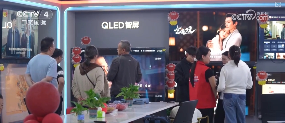 AI 电梯故障一家被困4小时 丈夫强行掰门得救【热点新闻】风尚中国网