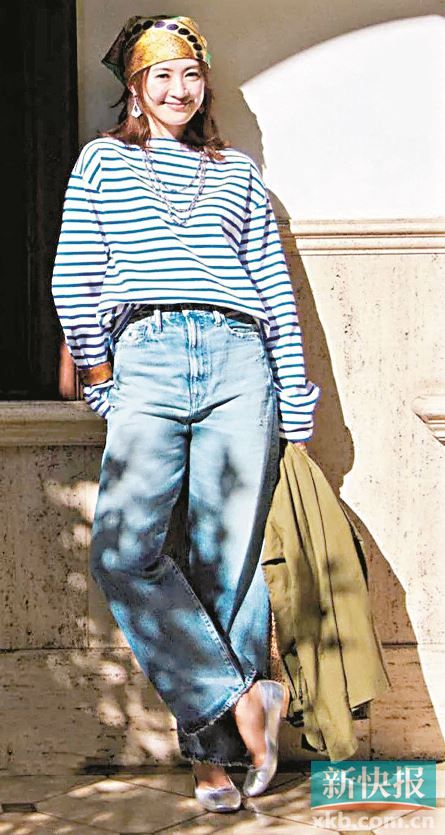 一条丝巾可给原本休闲风格的海洋风搭配平添波希米亚式异域风情。