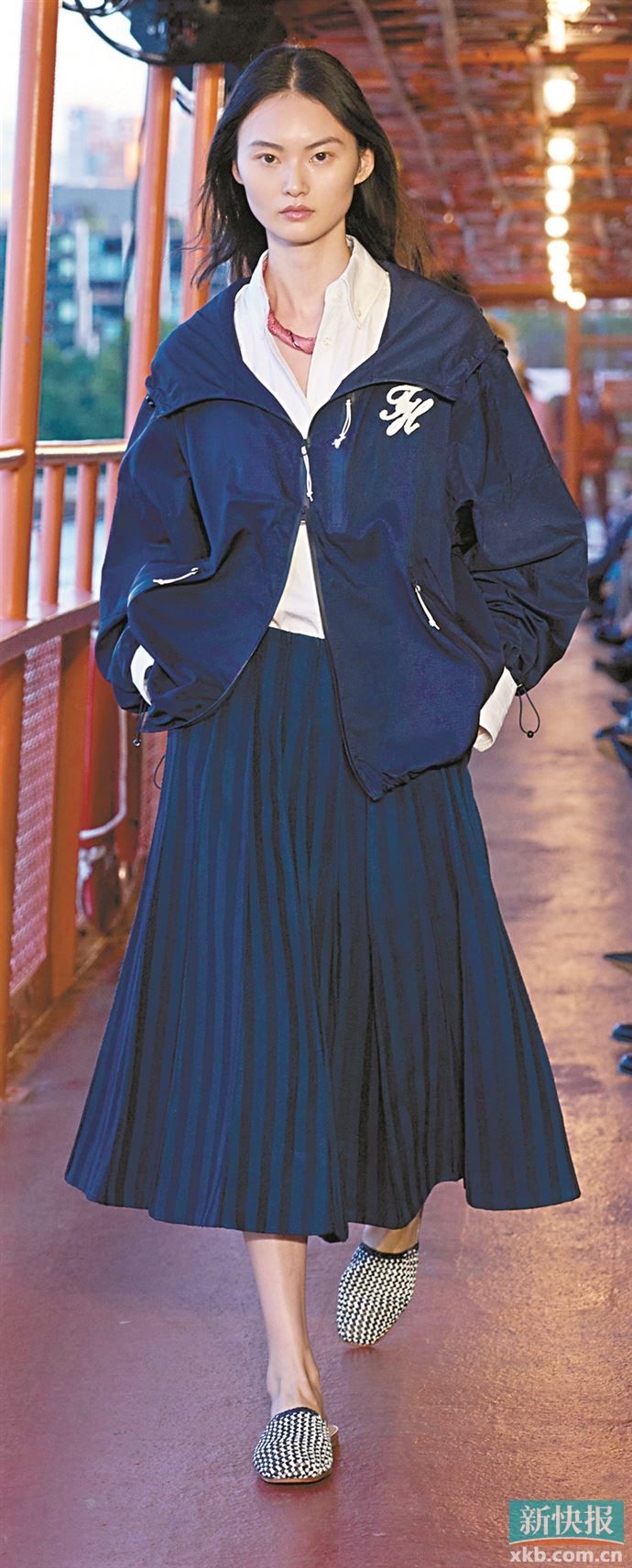 秀场上更多将海军条纹、水手领、潜水服材质等元素与实用主义结合，知性活力、通勤度假自由切换。