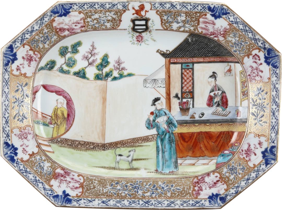 清嘉庆·广彩人物图纹章八角盘，广东省博物馆藏
