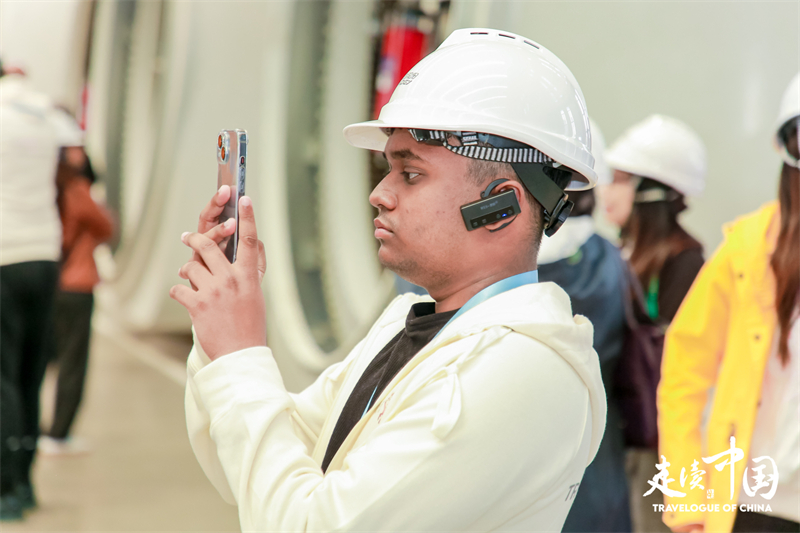 斐济广播公司记者尼基尔·库马尔（Nikhil Kumar）参观运达风电装备制造厂房。环球网供图