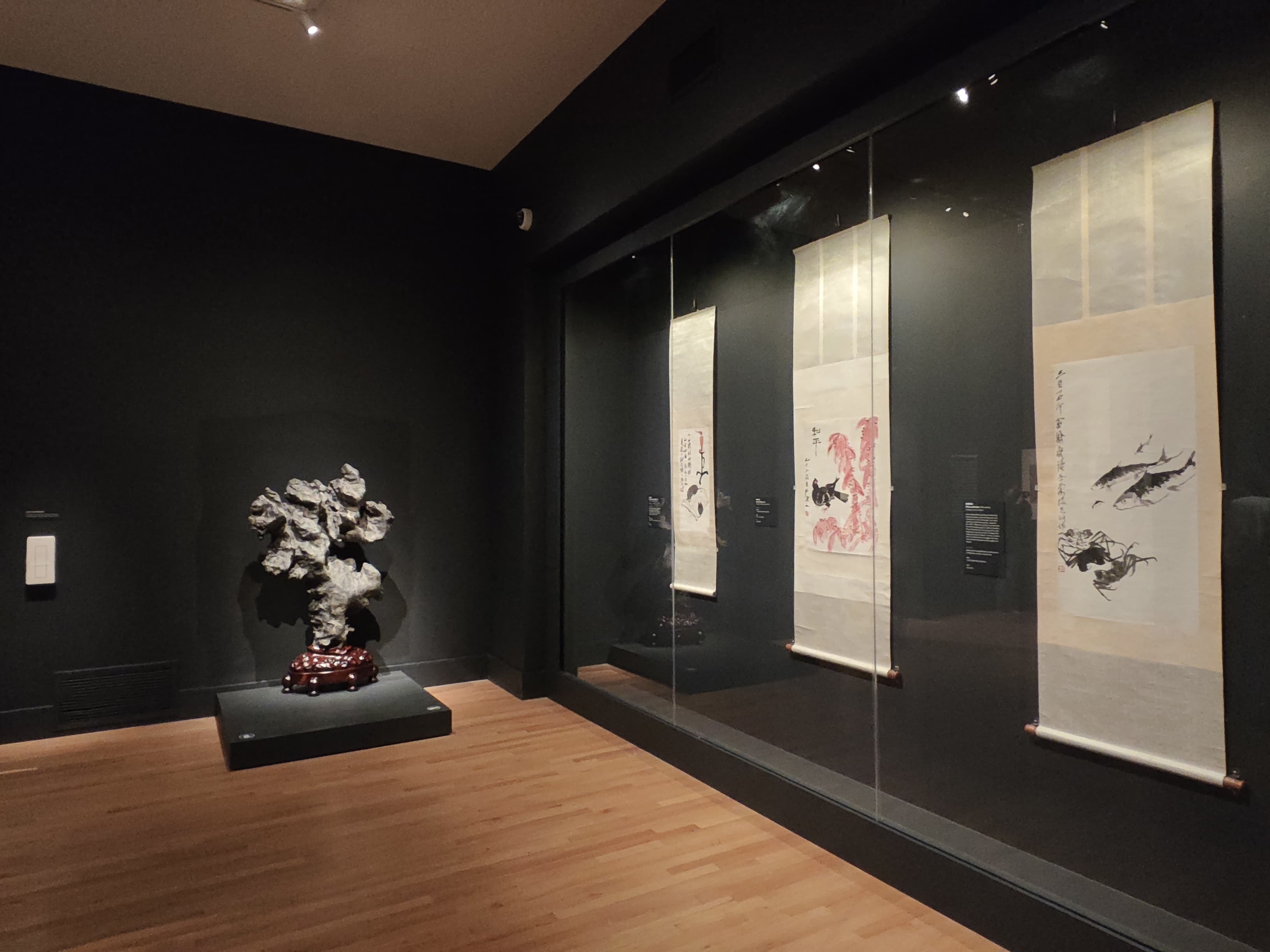 展厅一角 太湖石与画作静静相望
