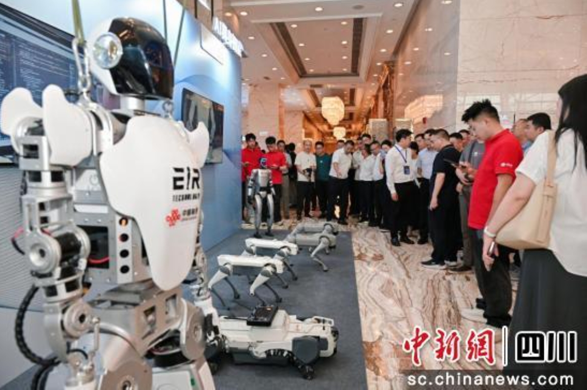 嘉宾参观体验联通AI+创新成果展区。四川联通 供图