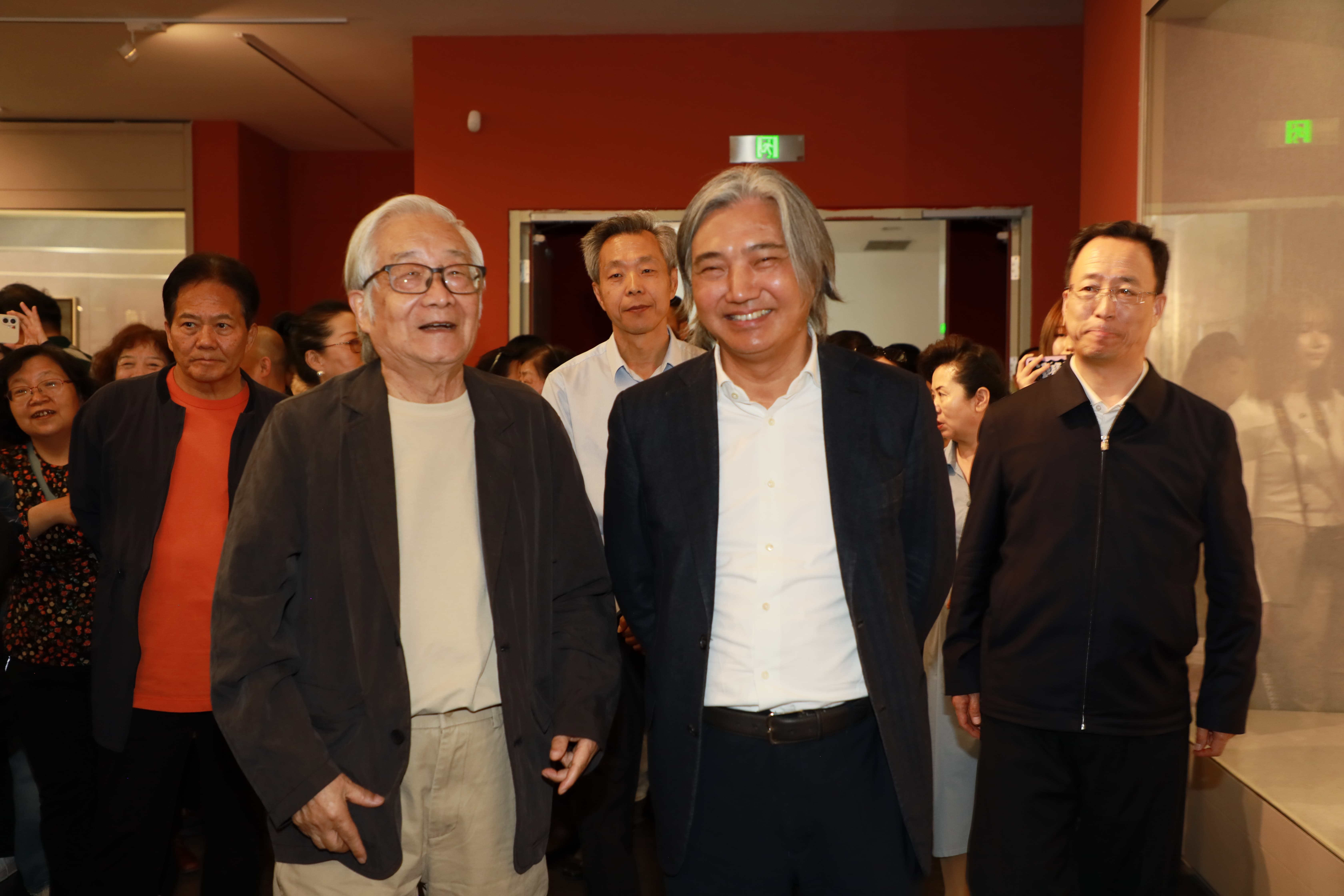 嘉宾参观展览