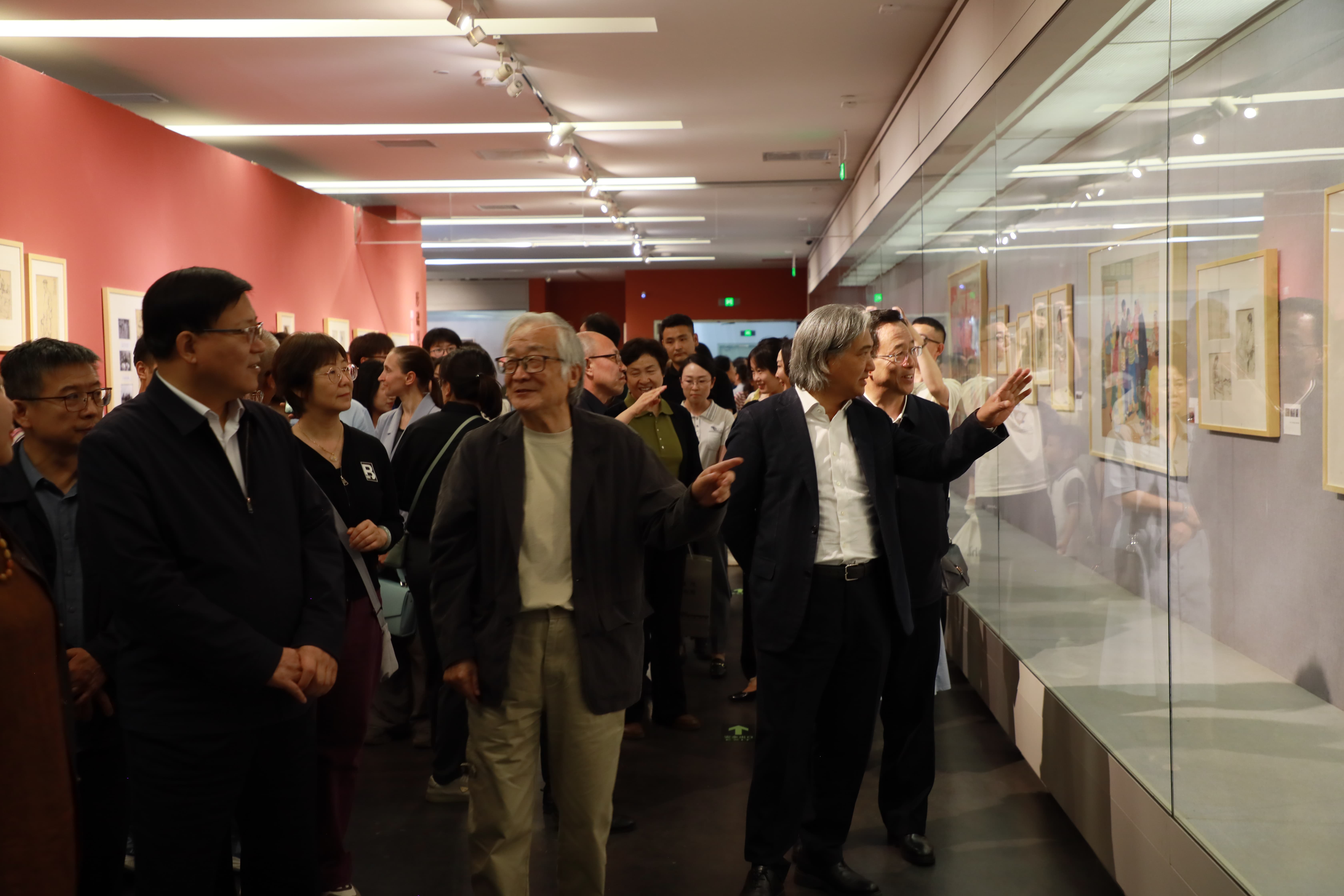 嘉宾参观展览