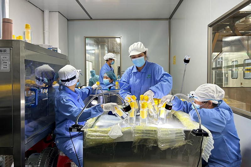 蜂蜜产品生产车间（黄月芬/摄）