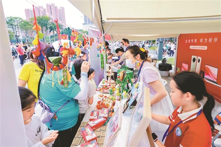 赛事打造百米文化市集长廊，三大主题展区展示共27个特色摊位。