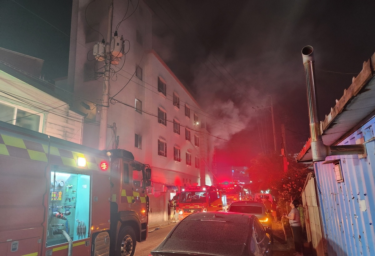 韩国忠清南道瑞山市一旅馆发生火灾 致1死17伤  第1张