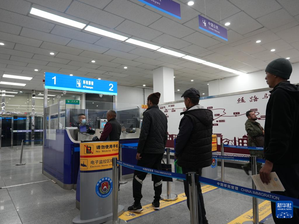 新疆伊尔克什坦口岸试行全时段货运通关  第3张
