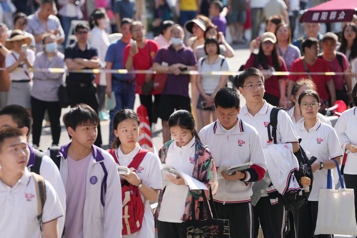 6月7日，在北京市陈经纶中学考点外，考生排队等待进入考场。 新华社记者 鞠焕宗 摄