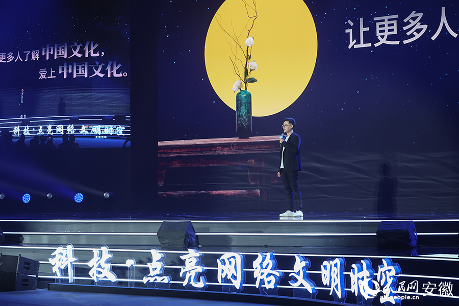 中国传统文化传播者田海博讲述《文明印记》。人民网记者 张俊摄