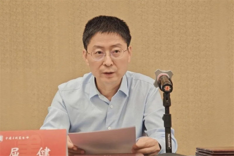 中国美协分党组书记、驻会副主席屈健宣读聘任决定