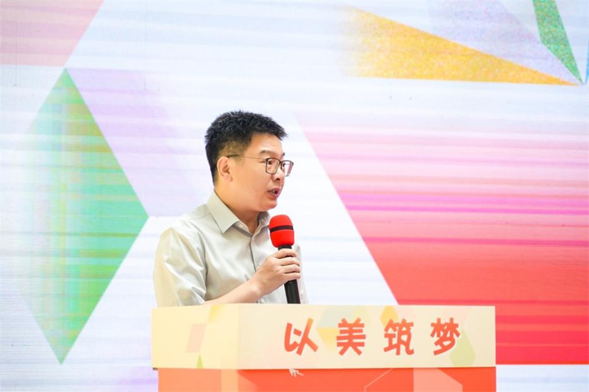 中国美协分党组成员、秘书长王平主持开幕式