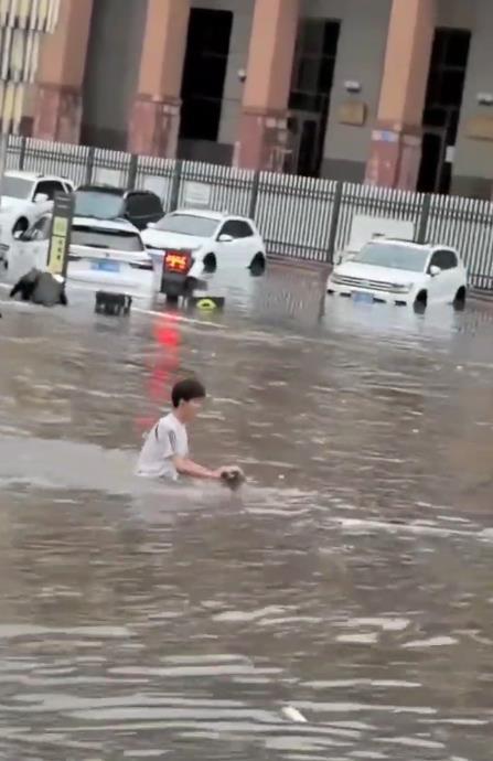 暴雨后男人在水中騎電動(dòng)車 律師：有安全和法令危險(xiǎn)