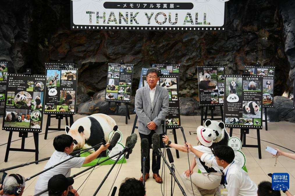 6月28日，在日本和歌山县，冒险世界游乐园园长今津孝二送别大熊猫前接受记者采访。新华社记者 贾浩成 摄