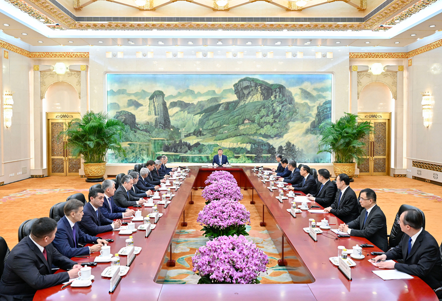   7月15日上午，国家主席习近平在北京人民大会堂集体会见来华出席上海合作组织成员国外长理事会会议的各国外长和常设机构负责人。