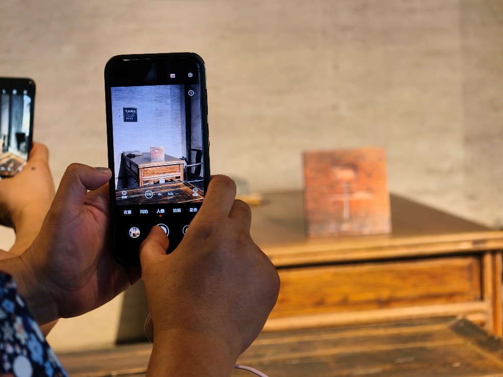 2025年7月15日，暑期研学团小朋友在浙江省绍兴市三味书屋拍摄鲁迅读书座位及课桌上的&ldquo;早&rdquo;字。受访者供图