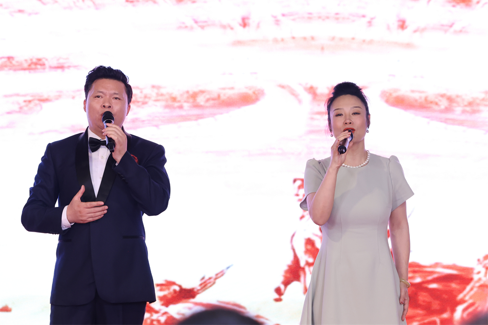 中国东方演艺集团青年歌唱家何鹏、范晓霞在开幕式上演出