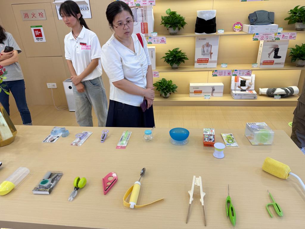 7月23日，重慶重百九龍百貨商場6樓的銀發主題店內，消費者正在選購適老化產品。新華社記者李曉婷 攝