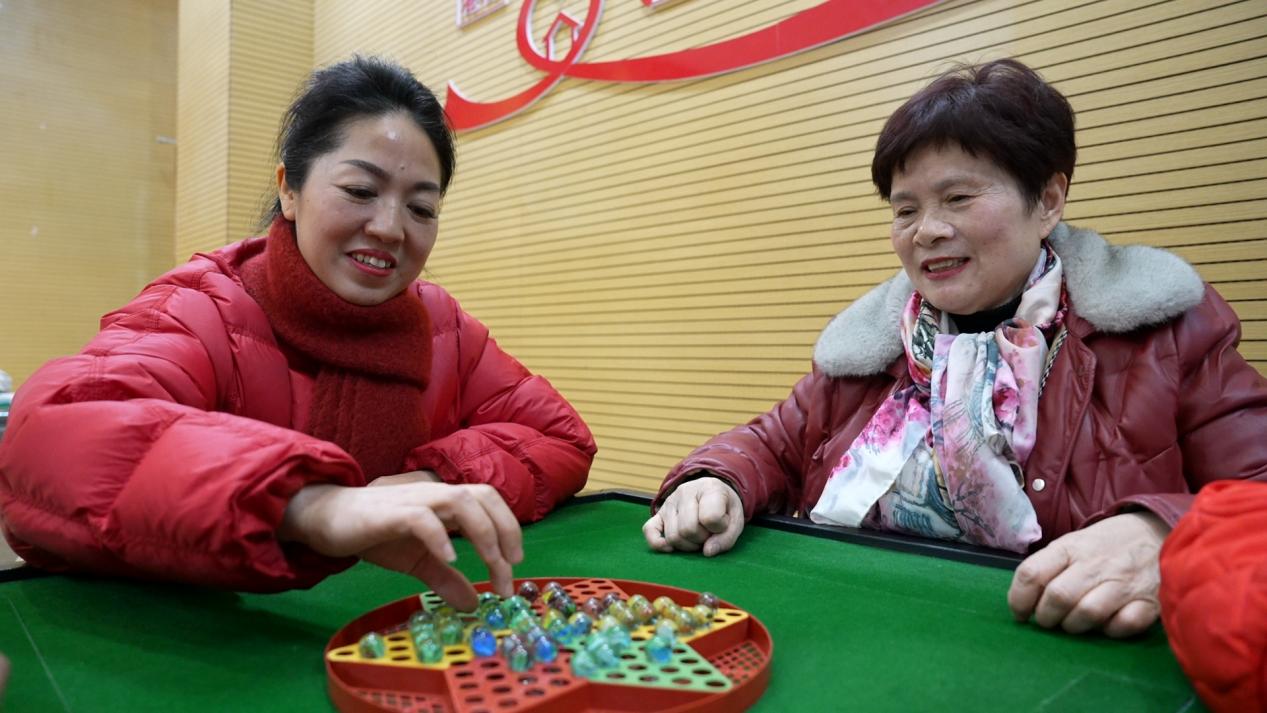 飛山社區日間照料中心，70歲的宋阿姨與好友執棋落子、笑聲朗朗。（李樂君/攝）