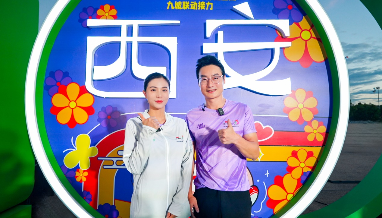 秦凯（右）、何姿为西安站打CALL。