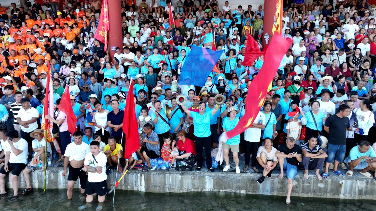 民眾為比賽隊伍加油 （麻陽苗族自治縣委宣傳部 供圖）