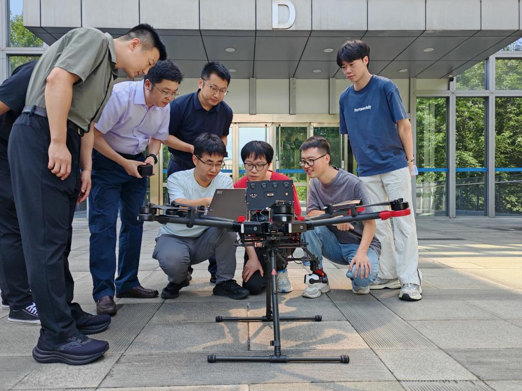 8月13日，北京航空航天大学师生进行自研仿复眼偏振组合导航系统无人机联调测试。（张之轩 摄）