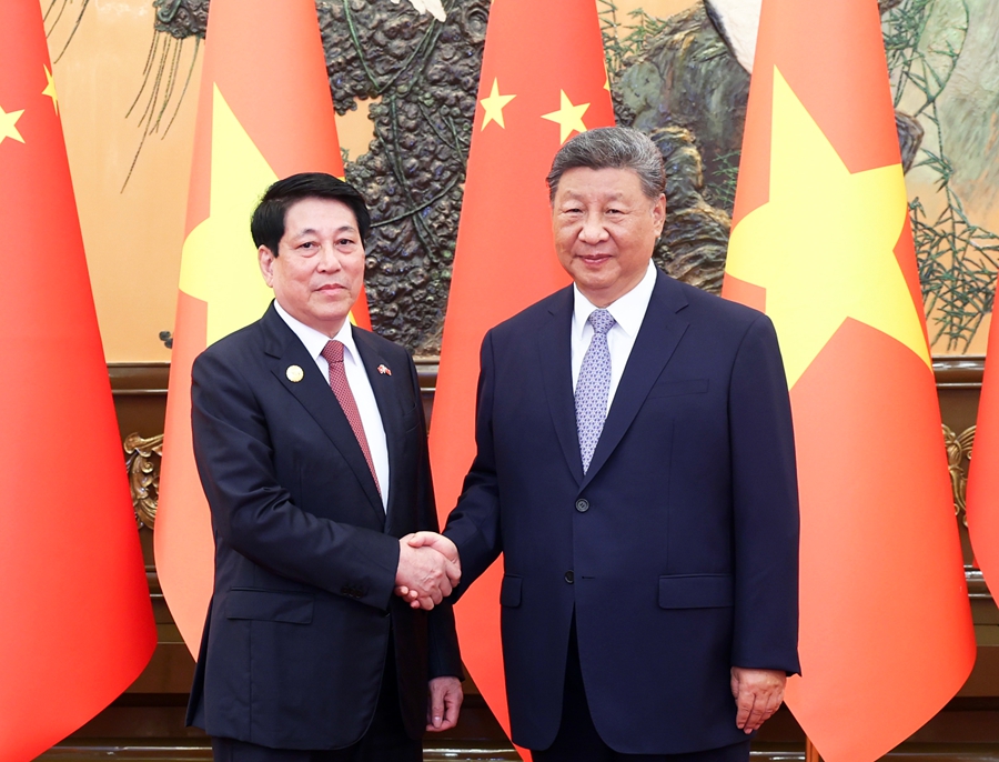  9月4日上午，国家主席习近平在北京人民大会堂会见来华出席纪念中国人民抗日战争暨世界反法西斯战争胜利80周年活动的越南国家主席梁强。