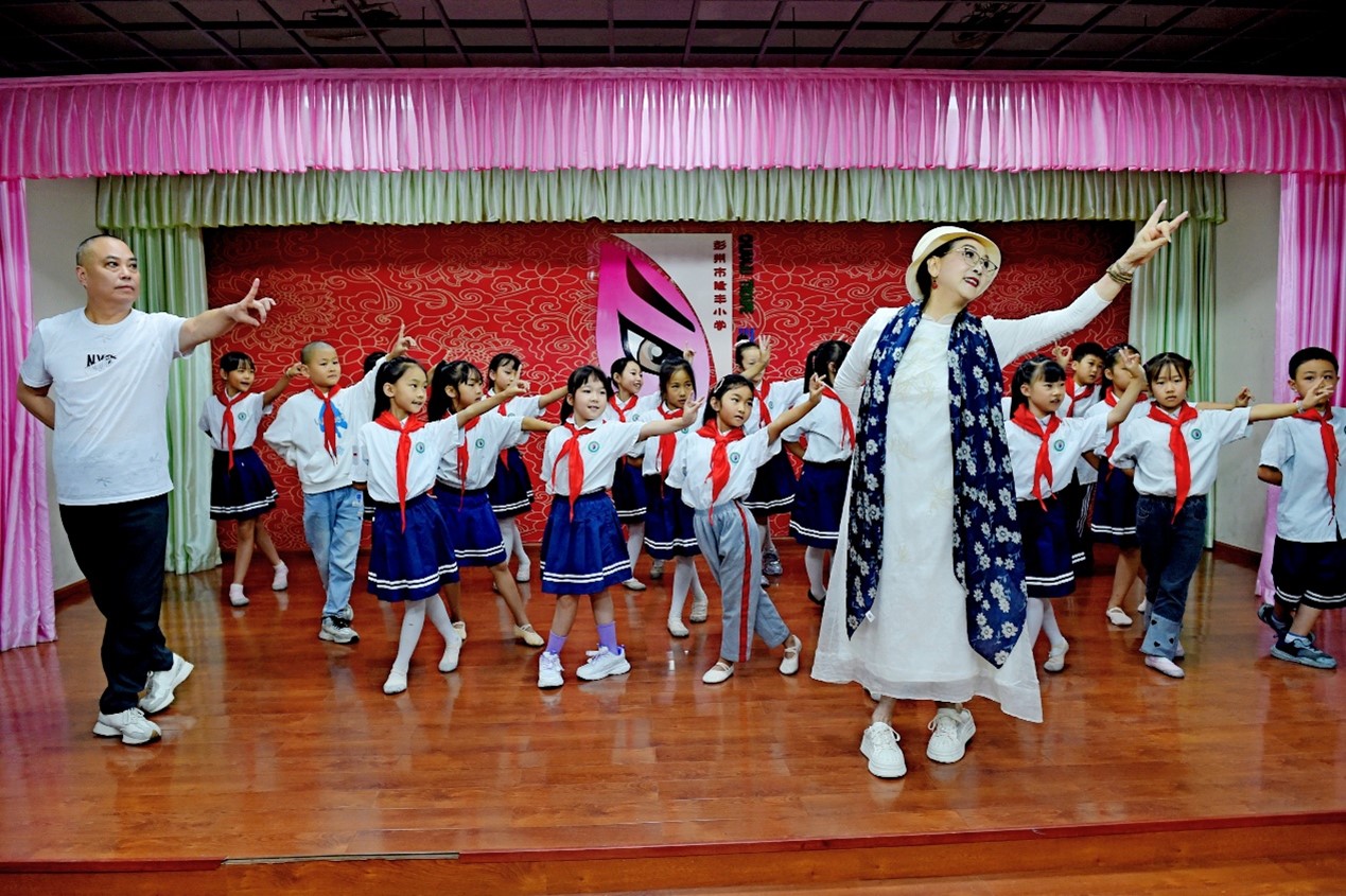  非遗开学第一课：彭州市隆丰小学川剧课堂