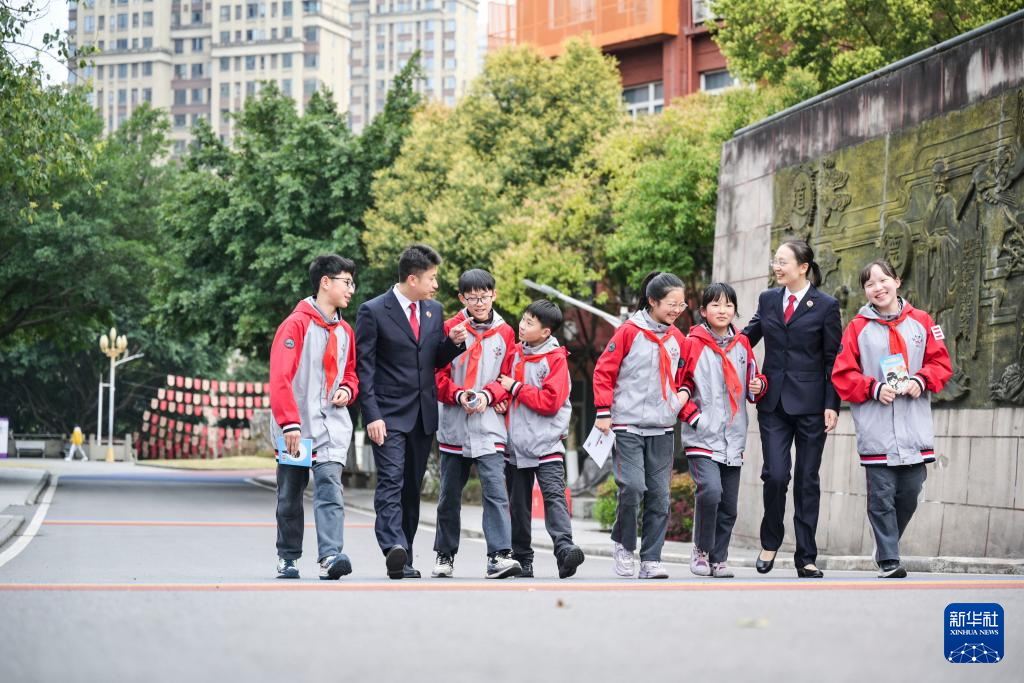   3月20日，重庆检察未成年人保护工作团队代表在重庆市为明学校与学生交流。