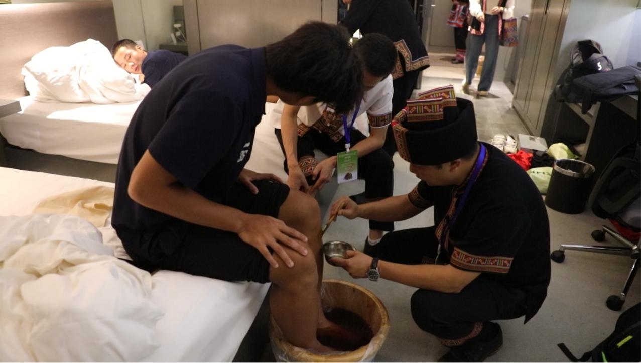 瑶医为队员提供医疗服务（黄春华/摄）