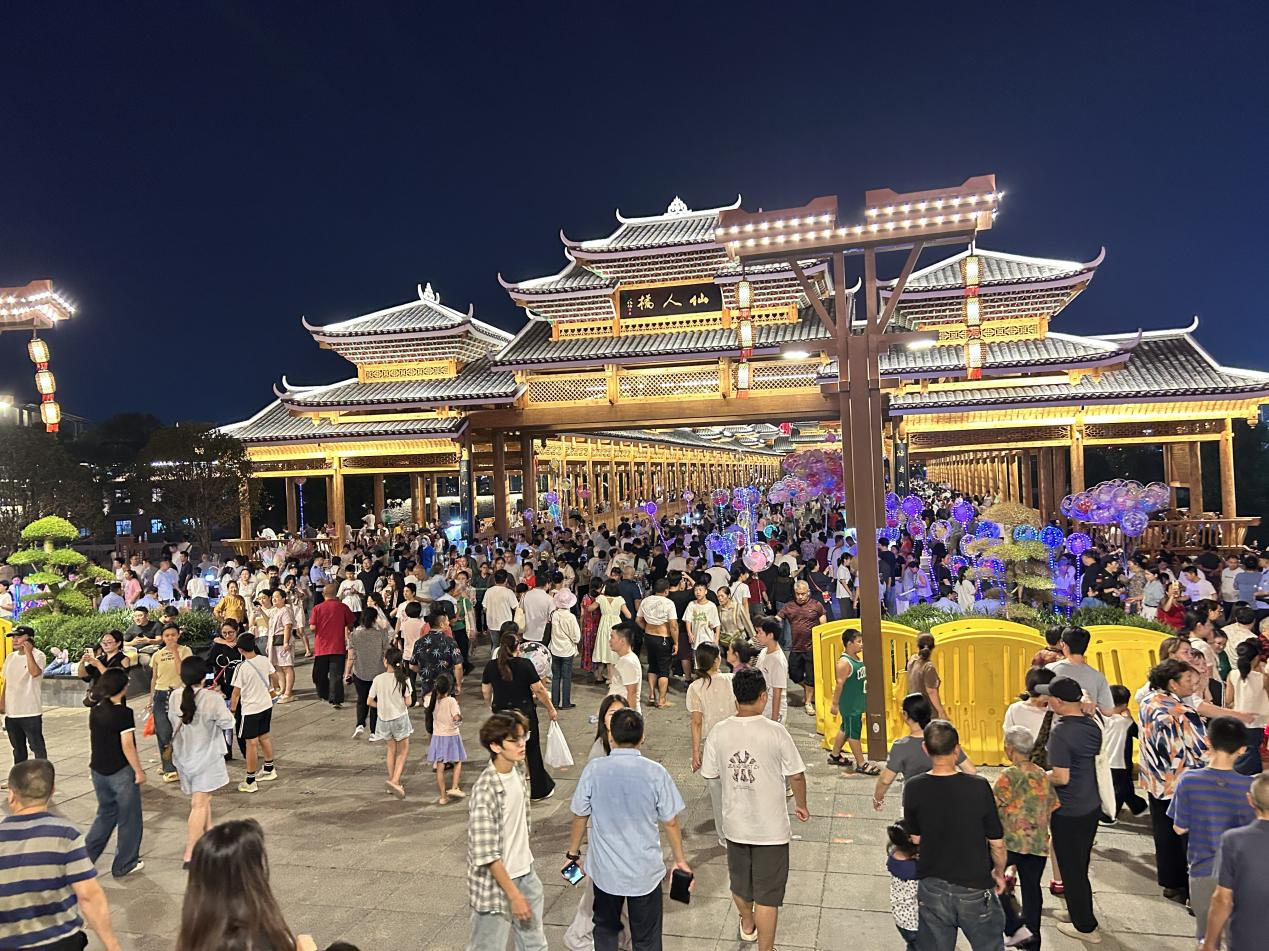 榆树湾文旅商综合体仙人桥上，过往人群络绎不绝