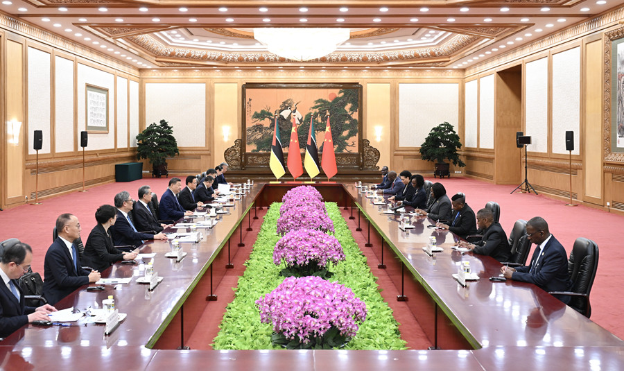   10月14日上午，国家主席习近平在北京人民大会堂会见来华出席全球妇女峰会的莫桑比克总理莱维。