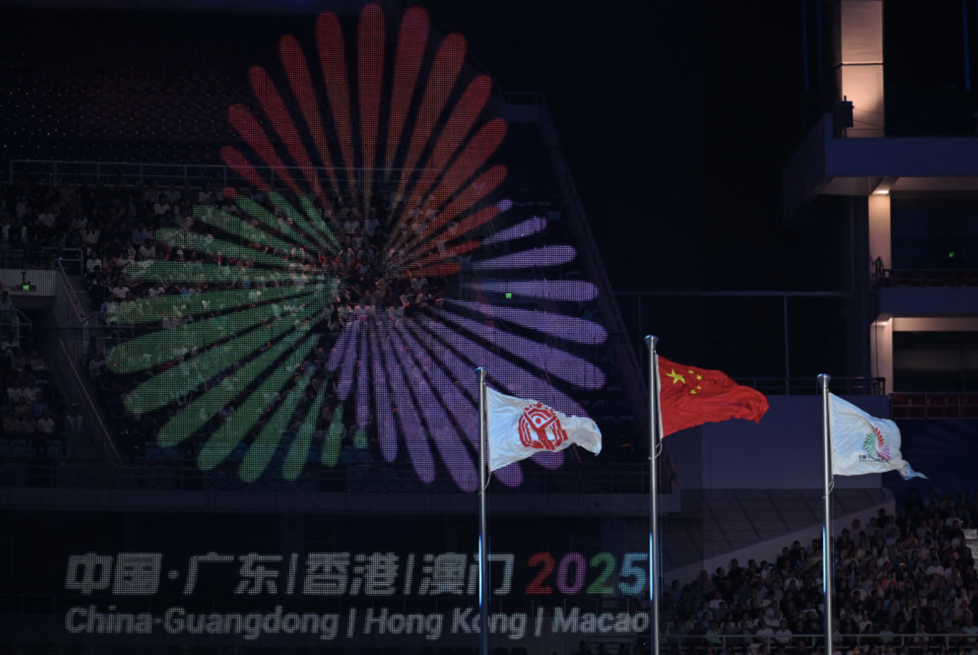 11月9日，中华人民共和国国旗、中华人民共和国运动会会旗和第十五届全国运动会会旗在开幕式现场升起。新华社记者 张龙 摄